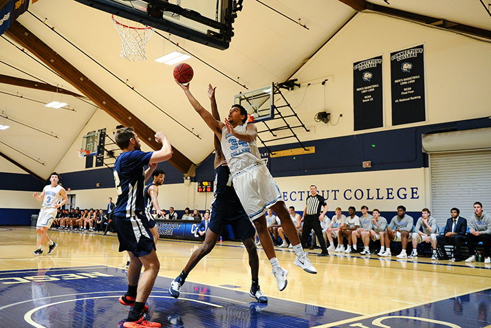 Daniel Draffan ’21 goes up for a layup during Saturday’s double overtime game against Trinity College. 